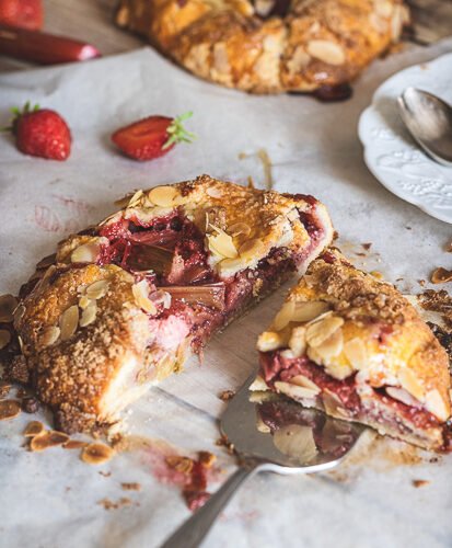 Tarte rustique rhubarbe fraise