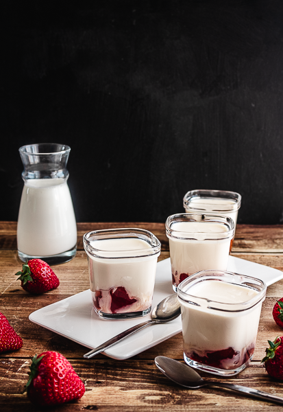 Yaourt sur lit de confiture de fraises