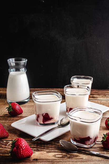 Yaourt sur lit de confiture de fraises