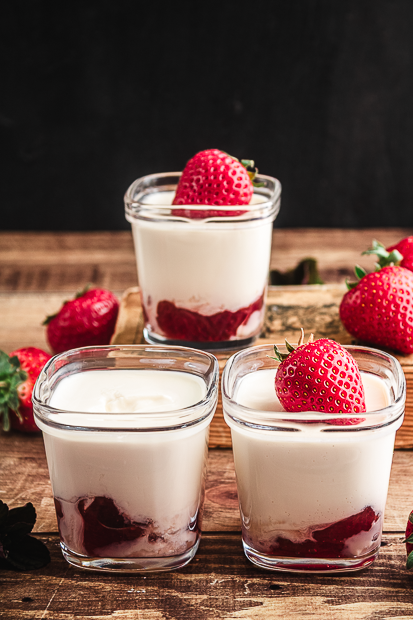Yaourt sur lit de confiture de fraises