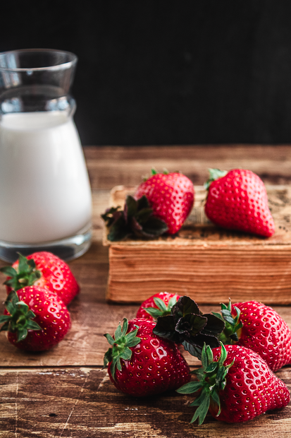 Yaourt sur lit de confiture de fraises